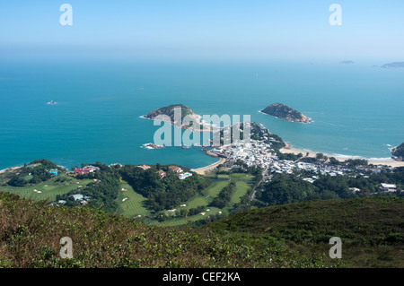 dh Shek o Country Park DRAGHI INDIETRO HONG KONG Vista del villaggio di ShekO e la baia da Dragons Indietro collina china Trail Foto Stock