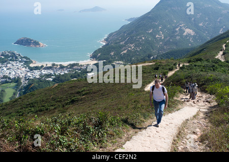 dh Shek o Country Park DRAGHI INDIETRO HONG KONG Walker Draghi indietro sentiero collina ShekO villaggio sentieri escursionismo isola percorso escursionistico Foto Stock