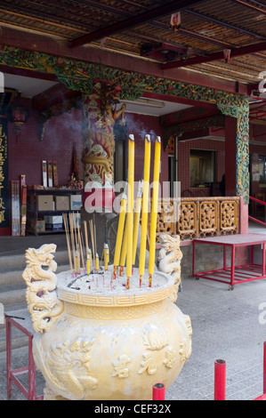 Dh Tung Wan PENG CHAU ISOLA HONG KONG il tempio Cinese burning joss bastoni urna del polmone Mo incenso tempio taoista di cina Foto Stock