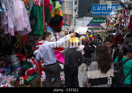 dh Pottinger Street QUARTIERE CENTRALE HONG KONG mercato cinese bancarelle uomini fantasia vestito stalla vicolo occupato persone cappello corsia asia folla Foto Stock