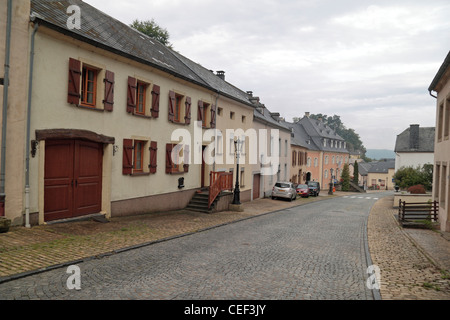 Vista generale di una strada a ciottoli in Bourglinster, Lussemburgo. Foto Stock