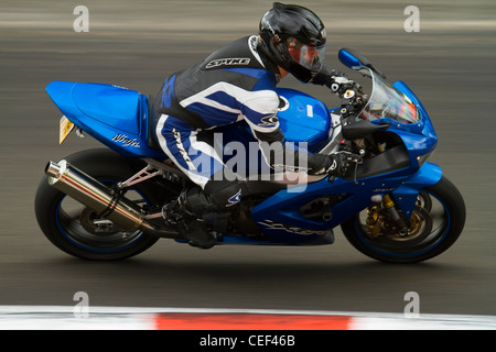 Una fotografia di una Kawasaki ZX6R su una pista giorno a Brands Hatch Foto Stock