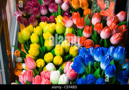 In legno colorato tulipani in diversi colori offerti in negozio olandese per la vendita come un souvenir Foto Stock