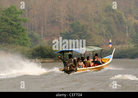 Turisti che si godono una coda lunga gita in barca sul fiume Kok, nel nord della Thailandia. Foto Stock