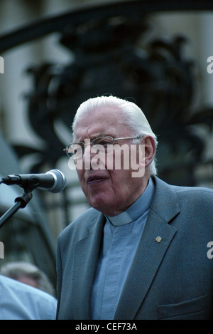 Il reverendo Ian Paisley predicazione al di fuori del Belfast City Hall. Indossando il collare clericale e Rabbat Foto Stock