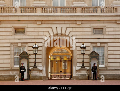 Le guardie fuori Buckingham Palace Foto Stock