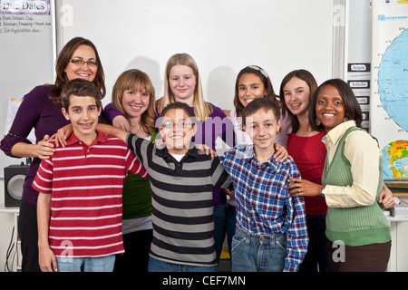 Classe scolastica interracial Multi etnicamente diversi bambini appendere appendere fuori del gruppo insegnante studenti insegnanti aide sorridente fotocamera. Diverse altezze Foto Stock