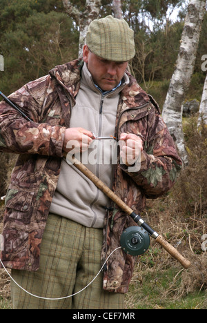 Pescatore di salmone sulla banca del fiume Oykel, Sutherland, Scotland, Regno Unito Foto Stock