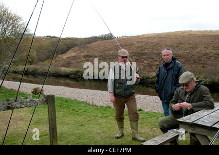 I pescatori di salmone sulle rive del fiume Oykel, Sutherland, Scotland, Regno Unito Foto Stock