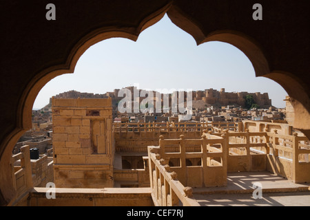 Vista di Patwon-Ki Haveli e Jaisalmer Fort nella Città Dorata, Jaisalmer, Rajasthan, India Foto Stock