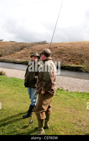 I pescatori di salmone sulle rive del fiume Oykel, Sutherland, Scotland, Regno Unito Foto Stock