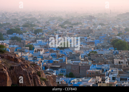 Case blu con Meherangarh, la maestosa fortezza, Jodphur, Rajasthan, India Foto Stock