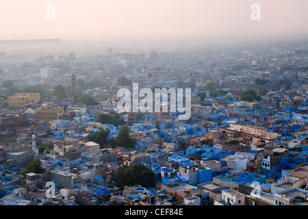 Paesaggio di case blu nella città blu, Jodphur, Rajasthan, India Foto Stock