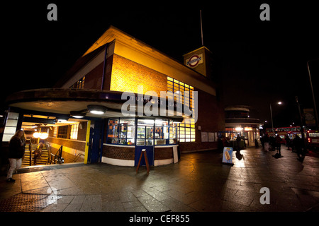 Turnpike Lane Tube Station di notte, Londra, Inghilterra, Regno Unito Foto Stock