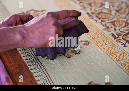 Donna facendo blocco di stampa su tessuto, Jaipur, Rajasthan, India Foto Stock