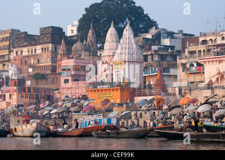 Ghats lungo la sponda del Fiume Gange, Varanasi, India Foto Stock