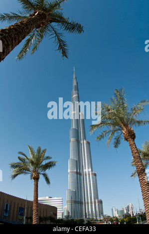 Il Burj Khalifa è un edificio più alto del mondo, a 828m. Situato in Downtown Dubai Sheikh Zayed Road. Foto Stock