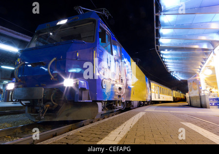 Vista notturna a Montreux stazione ferroviaria di vista vedere il treno Foto Stock