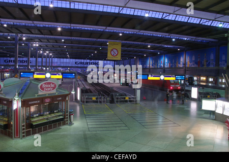 La mattina presto a Monaco di Baviera stazione ferroviaria centrale Foto Stock