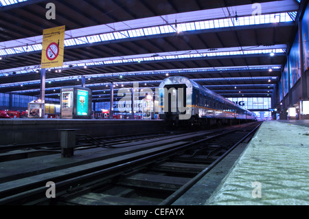 La mattina presto a Monaco di Baviera stazione ferroviaria centrale Foto Stock