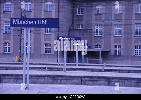 Munchen Hbf segni in prima mattinata a Monaco di Baviera stazione ferroviaria Foto Stock