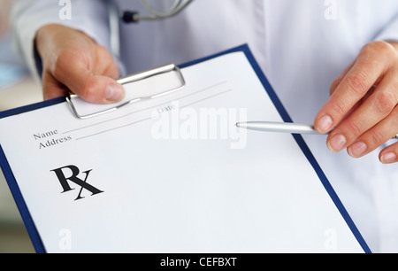 Mano del medico donna con la penna rivolta a clipboard Foto Stock