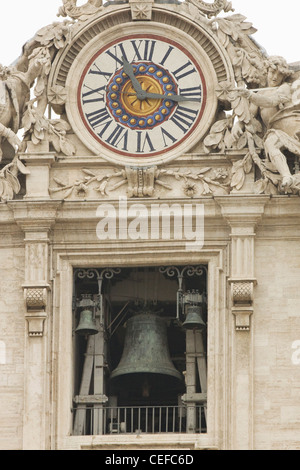 La torre campanaria e orologio al di fuori della Basilica Papale di San Pietro la Basilica di San Pietro Roma Città del Vaticano Foto Stock