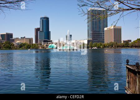 Blocchi di uffici che si affaccia sul lago Eola in downtown Orlando Foto Stock