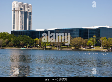 Blocchi di uffici che si affaccia sul lago Eola in downtown Orlando Foto Stock