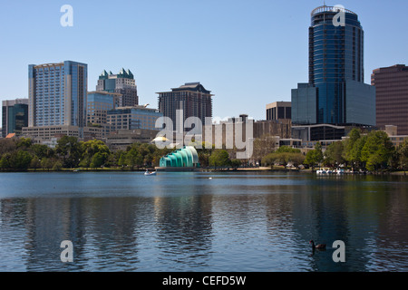 Blocchi di uffici che si affaccia sul lago Eola in downtown Orlando Foto Stock