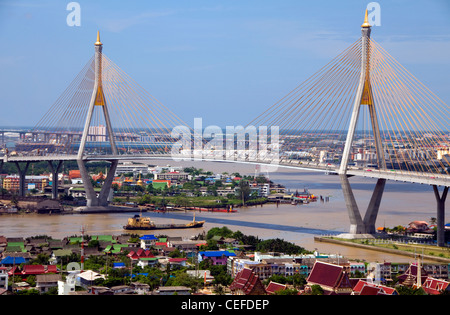 Il fiume Chao Phraya, Bhumibol 1 ponte, mega ponte che rende l'anello industriale su strada e dello skyline della città di Bangkok, Tailandia. Foto Stock