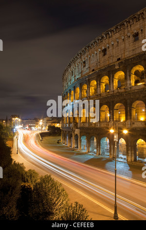 Time Lapse vista del Colosseo e del traffico Foto Stock