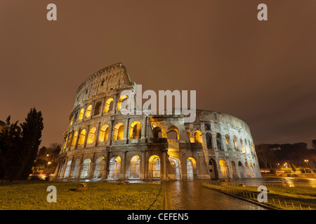 Colosseo di Roma illuminata di notte Foto Stock