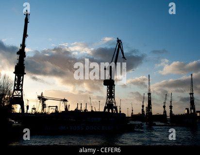 Gru per container nel porto di Amburgo , Germania Foto Stock