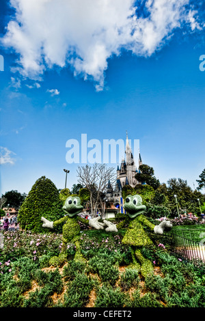 Topolino e Minnie Mouse guardia di Cenerentola il castello. Il Magic Kingdom, Disney, Florida Foto Stock