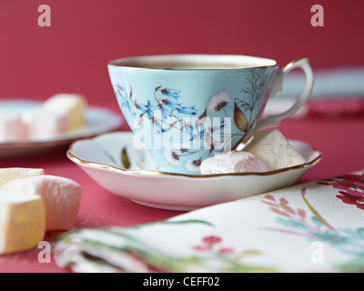 Marshmallows con tazza da tè Foto Stock