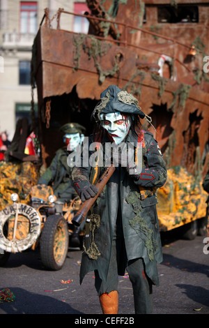 I residenti si riuniscono per l'annuale festa della primavera di Fashnacht sul grasso lunedì nella città vecchia di Lucerna (Luzern), Svizzera Foto Stock