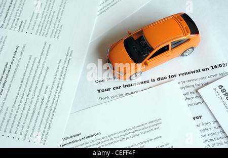Modello con auto di assicurazione autoveicoli lettera rinnovo RI MOTORING costi di assicurazione infortuni di riparazioni in esecuzione le bollette di casa RISING UK Foto Stock