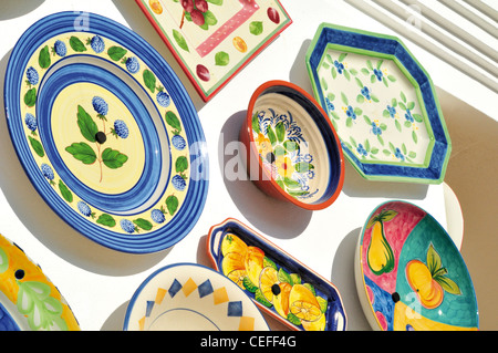 Il Portogallo, Algarve: artigianato ceramico presso il Souvenir shop " Ceramica A Mó' in Sagres Foto Stock