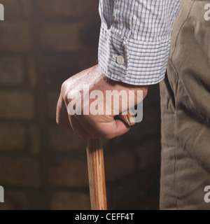 Vecchio Uomo che cammina con la canna da zucchero Foto Stock