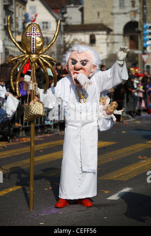 I residenti si riuniscono per l'annuale festa della primavera di Fashnacht sul grasso lunedì nella città vecchia di Lucerna (Luzern), Svizzera Foto Stock