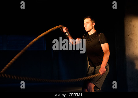 Atleta di salto di filatura funi Foto Stock