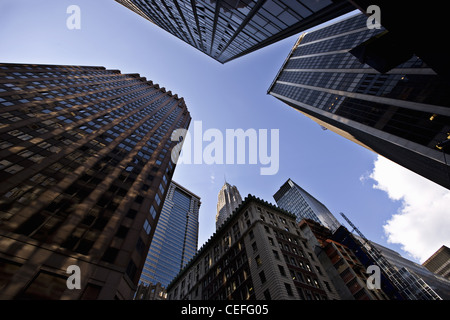 Basso angolo vista dei grattacieli di Manhattan Foto Stock