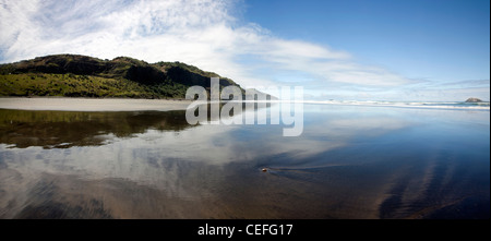Sky e montagna riflessa nell'acqua Foto Stock