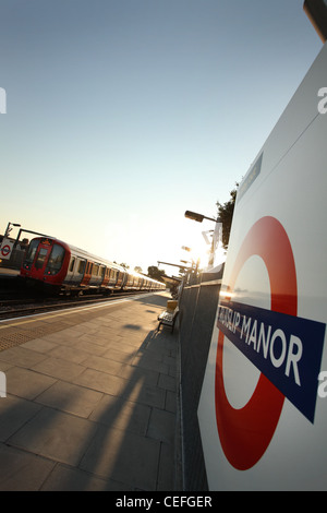 Tubo di metropolitana treno in partenza da Ruislip Manor Station Foto Stock