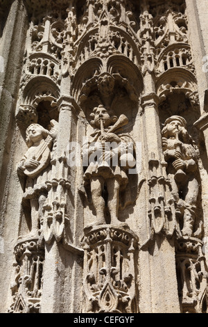Delicate sculture medievali di musicisti in tutto il portale della chiesa di Notre Dame, Caudebec, Normandia, Francia Foto Stock