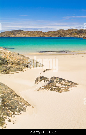 Bella verde chiaro l'acqua e la sabbia bianca di: Achmelvich sulla costa ovest della Scozia Wester Ross REGNO UNITO Foto Stock