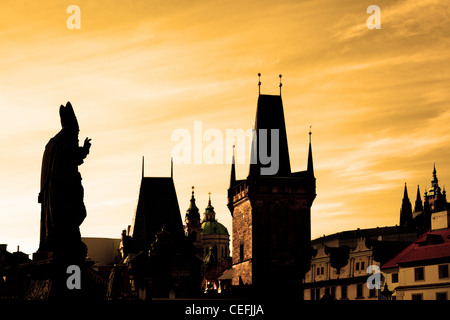 Ponte Carlo statue silhouette e la città di Praga, Chech repubblica Foto Stock