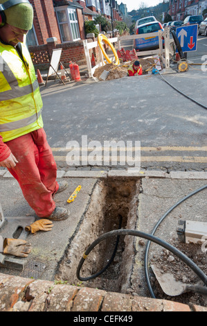 Lavoratori con una mole di meccanica trapanare per scavare un foro adatto per un nazionale di approvvigionamento di gas senza dover scavare fino ad una strada. Foto Stock