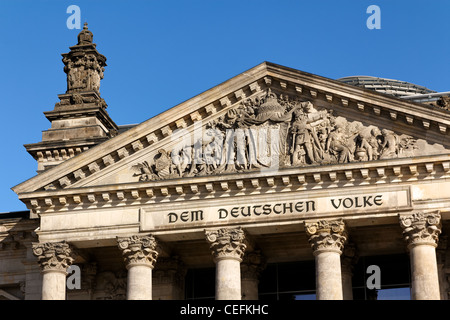 Lettere per il parlamento tedesco edificio, il palazzo del Reichstag a Berlino, Germania, leggi "em Deutschen Volke' - per il popolo tedesco. Foto Stock